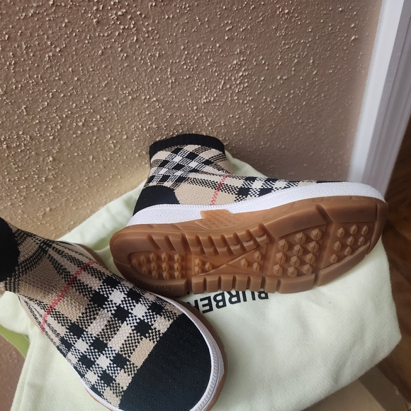 Burberry sneakers sock for toddler girl. - Picture 2 of 13